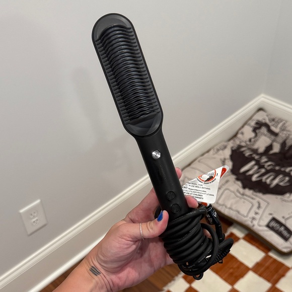 Sleek Black Hair Straightening Brush - Picture 1 of 2